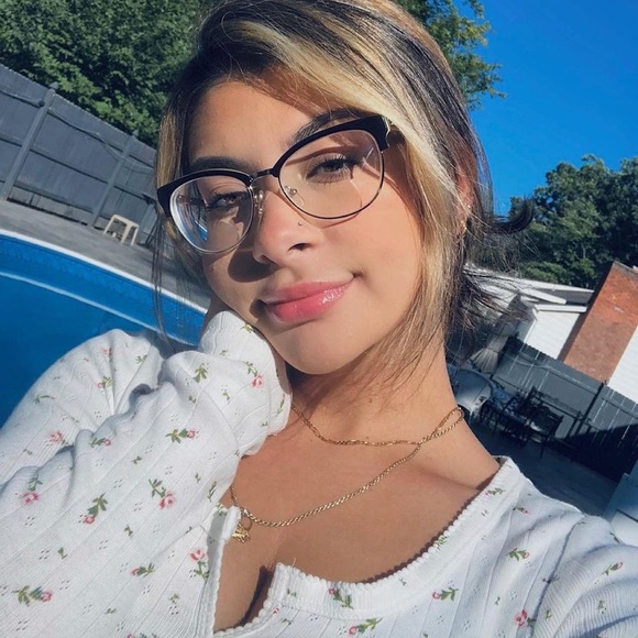 Meet your Posher, Mikayla - Picture 1 of 3